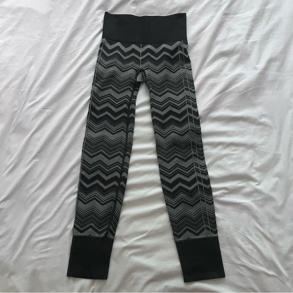 Lululemon Black Gray Chevron Zig Ebb To Street Pants Leggings Seamless Sz 2